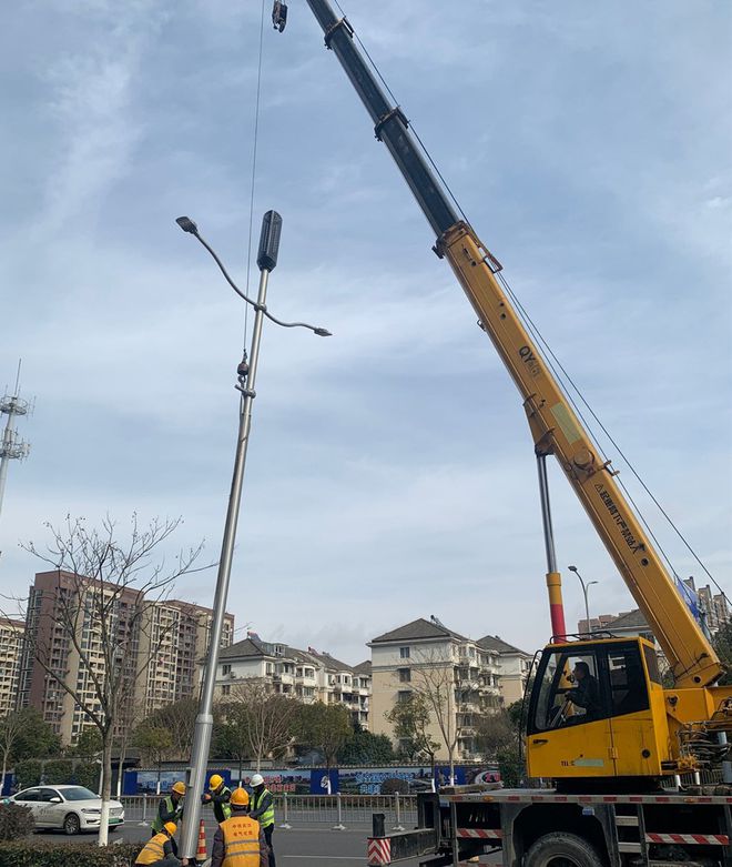 宁波首个5G智慧灯杆示范区项目组立第一杆