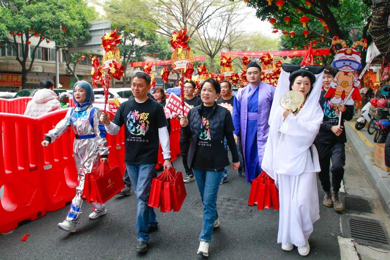 图6：行进中的佛山照明企业方阵.jpg