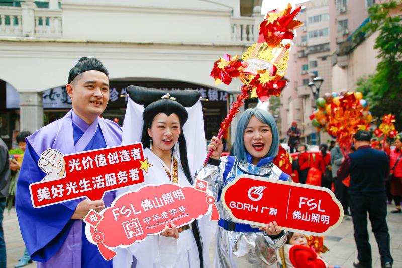 图7：身着古装的“新白娘子夫妻”与造型科技感十足的“机器人”.jpg
