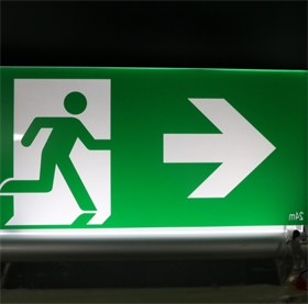 厂家定制安全出口标志 批发反光疏散标志牌 PP胶片应急照明指
