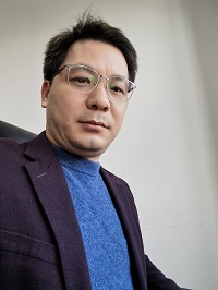 王明